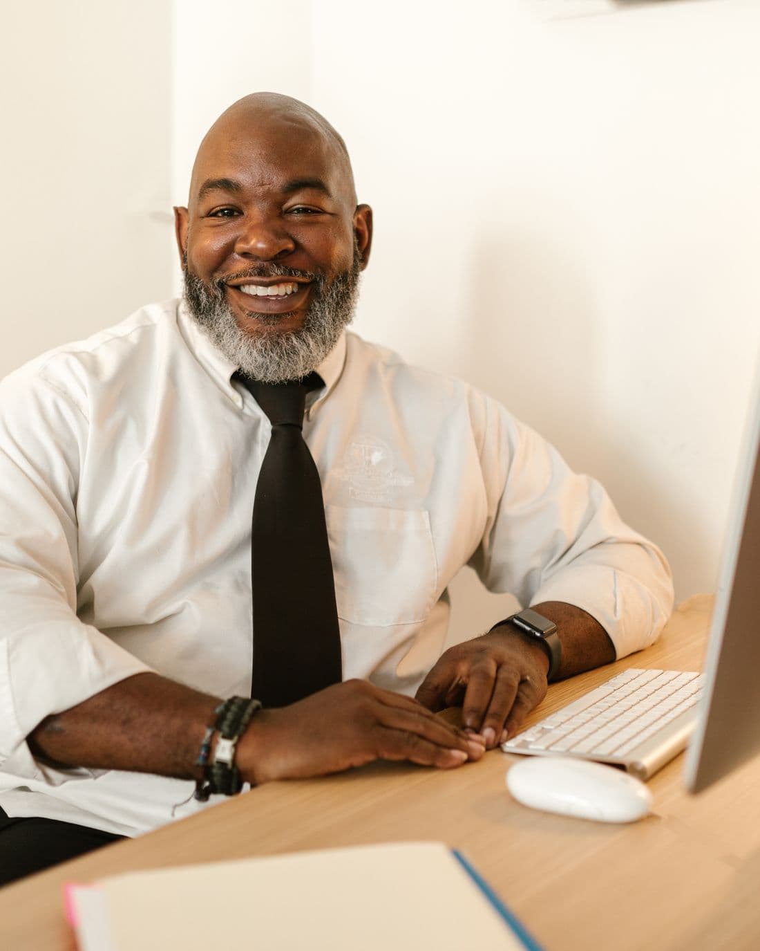 A Manotto consultant at his desk, taking a call